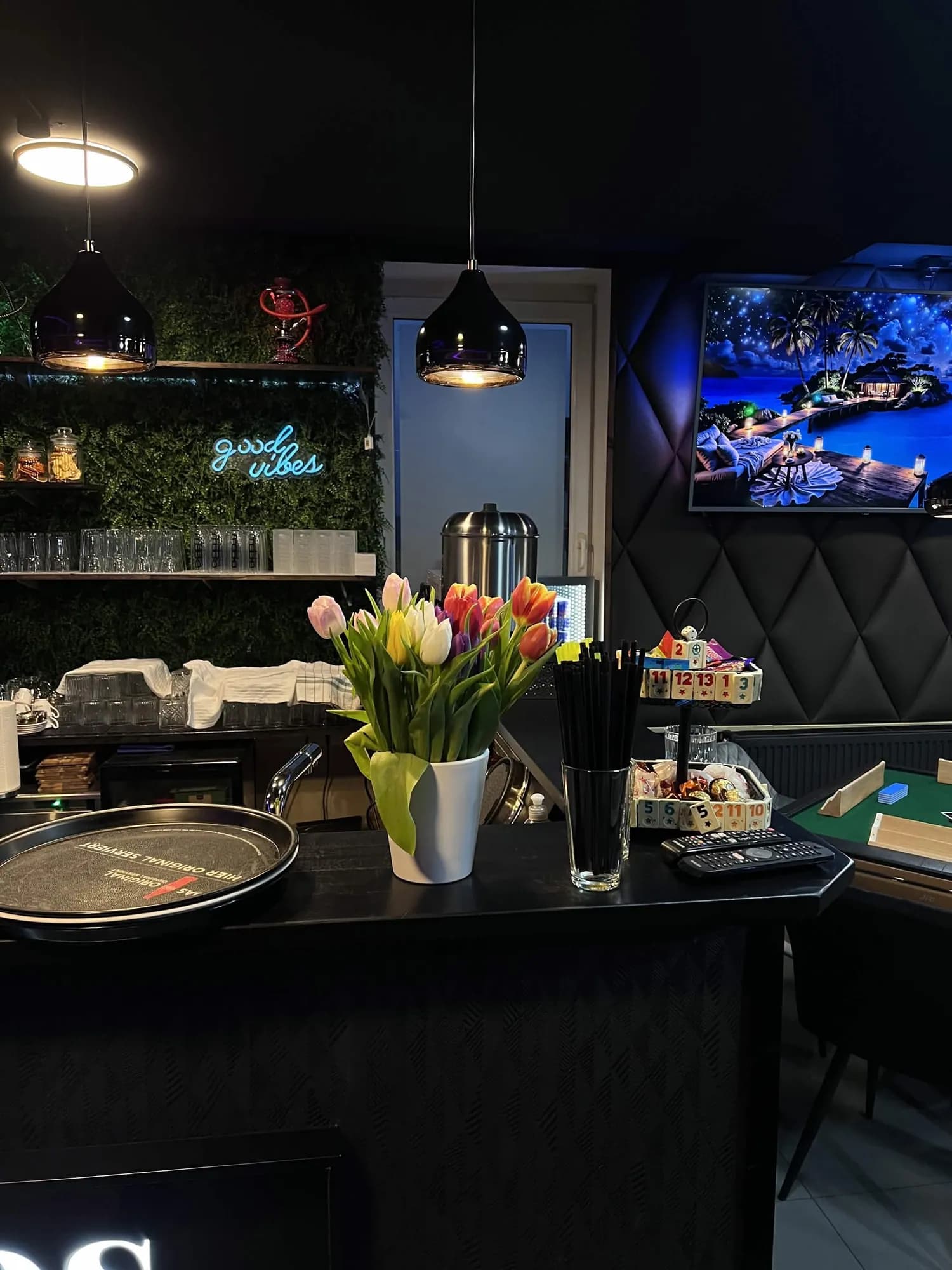 Bartheke mit frischen Tulpen