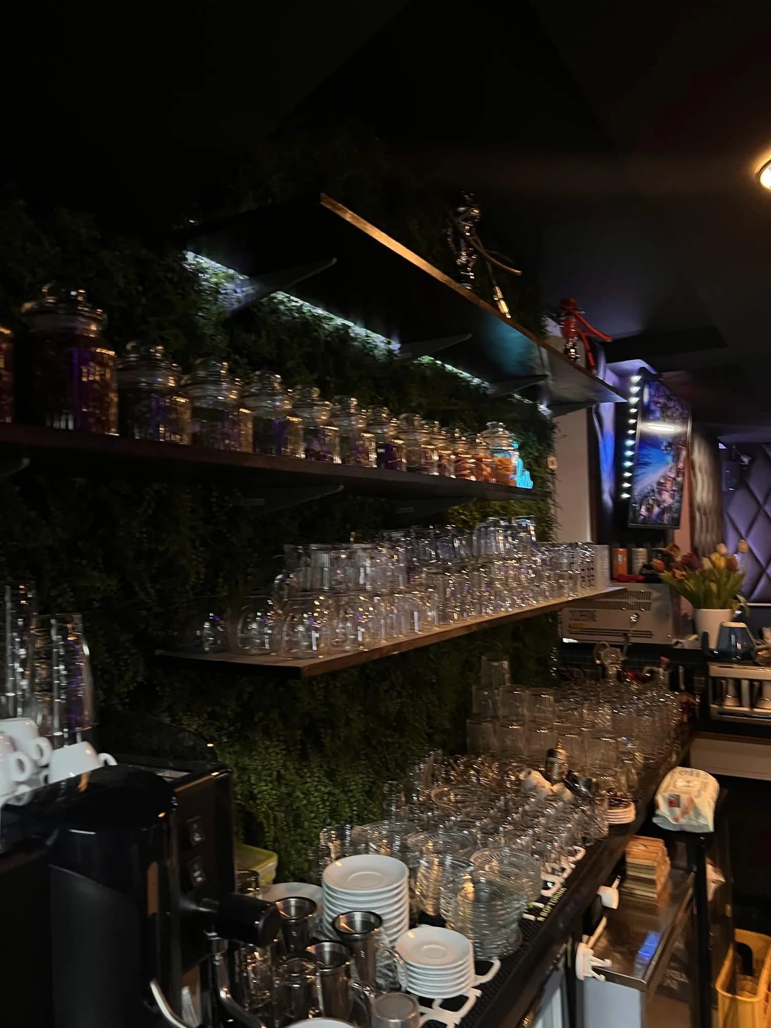 Mocktail in stimmungsvollem Licht