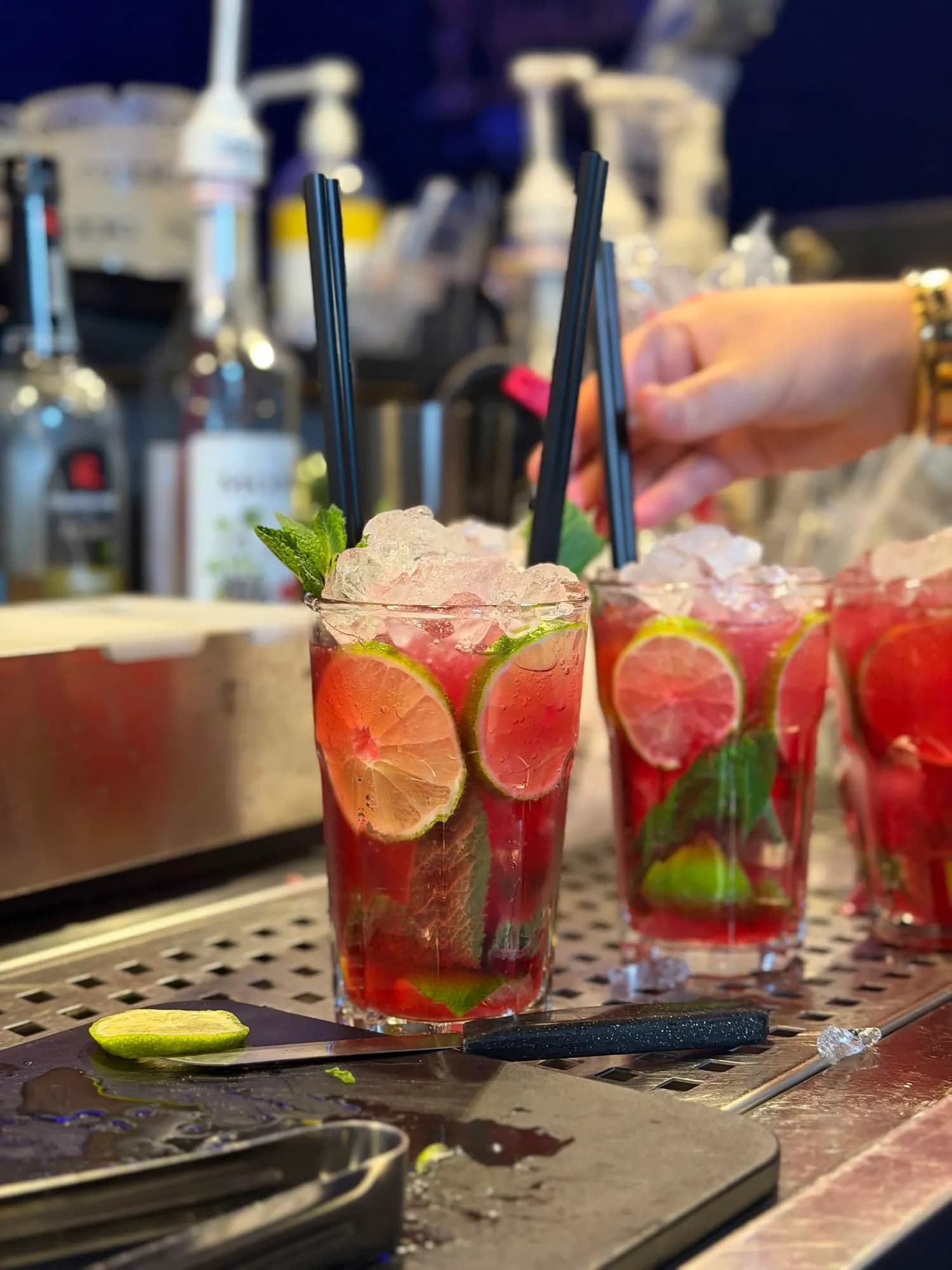 Der Paydos Spezial – hausgemachter Mocktail an der Bar