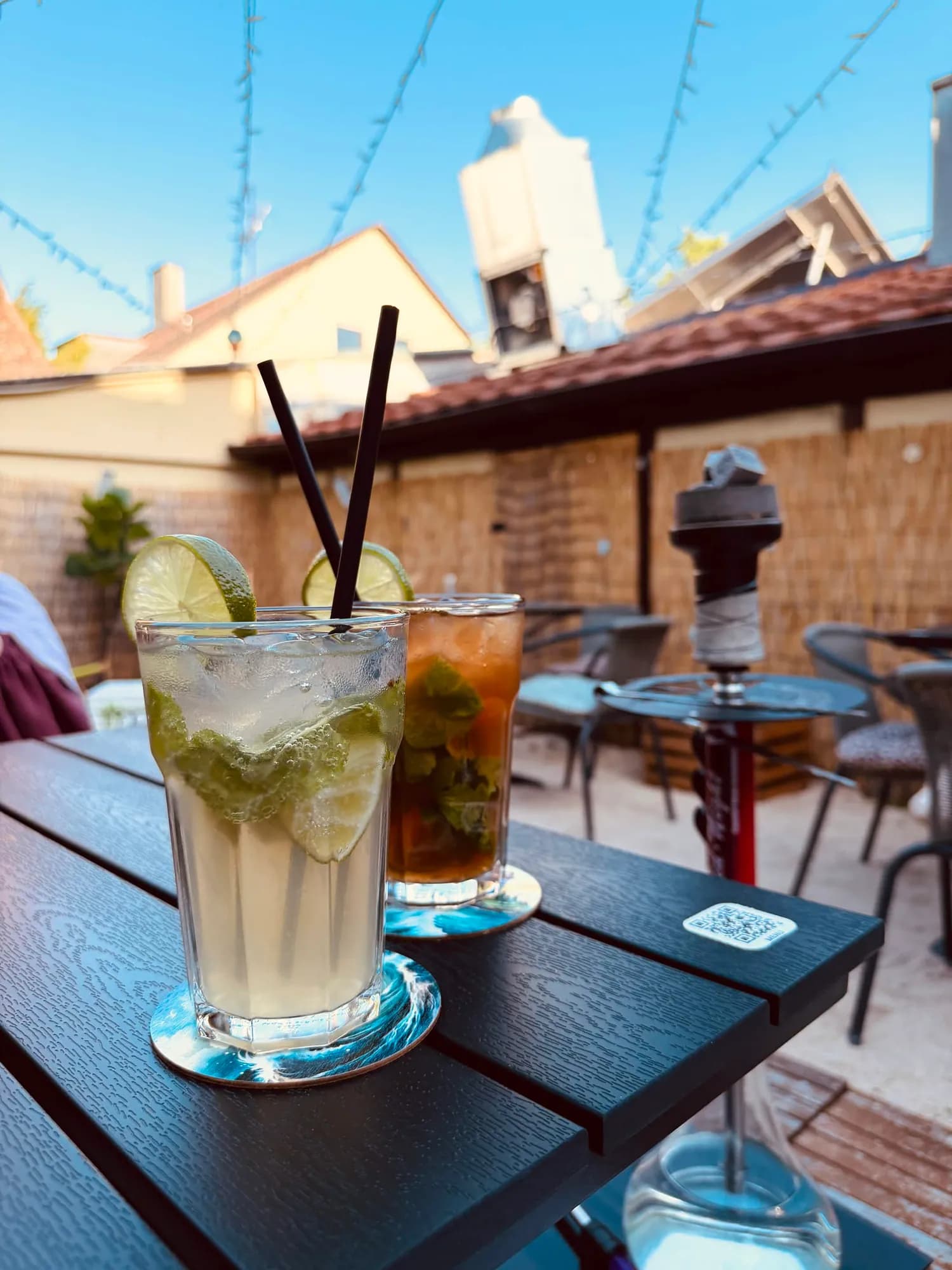 Frisch gepackte Shisha auf der Terrasse